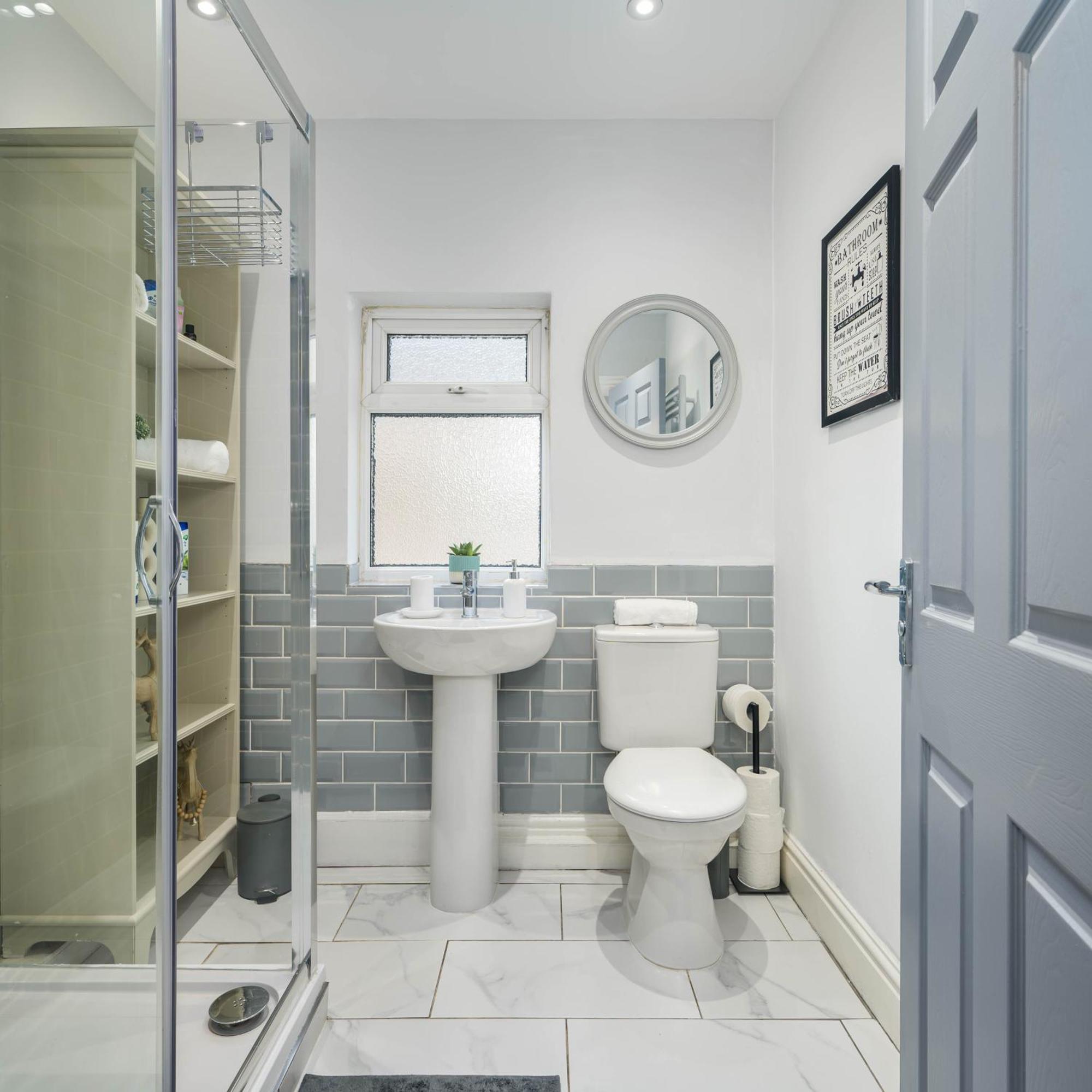Delia'S 3-Bedroom Apartment In Liverpool Exterior photo